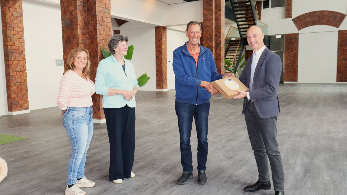 Eerste ‘Bloid Box’ uitgereikt aan 75-jarige inwoner in gemeente Opmeer
