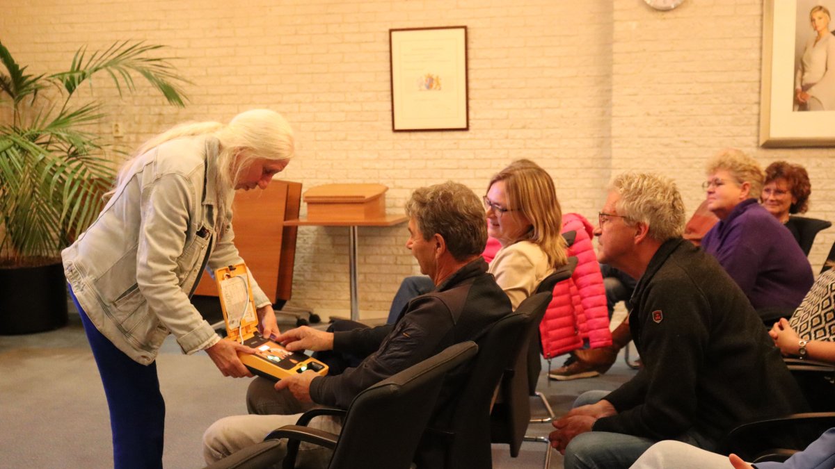 Pluimenavond voor AED-vrijwilligers in het gemeentehuis